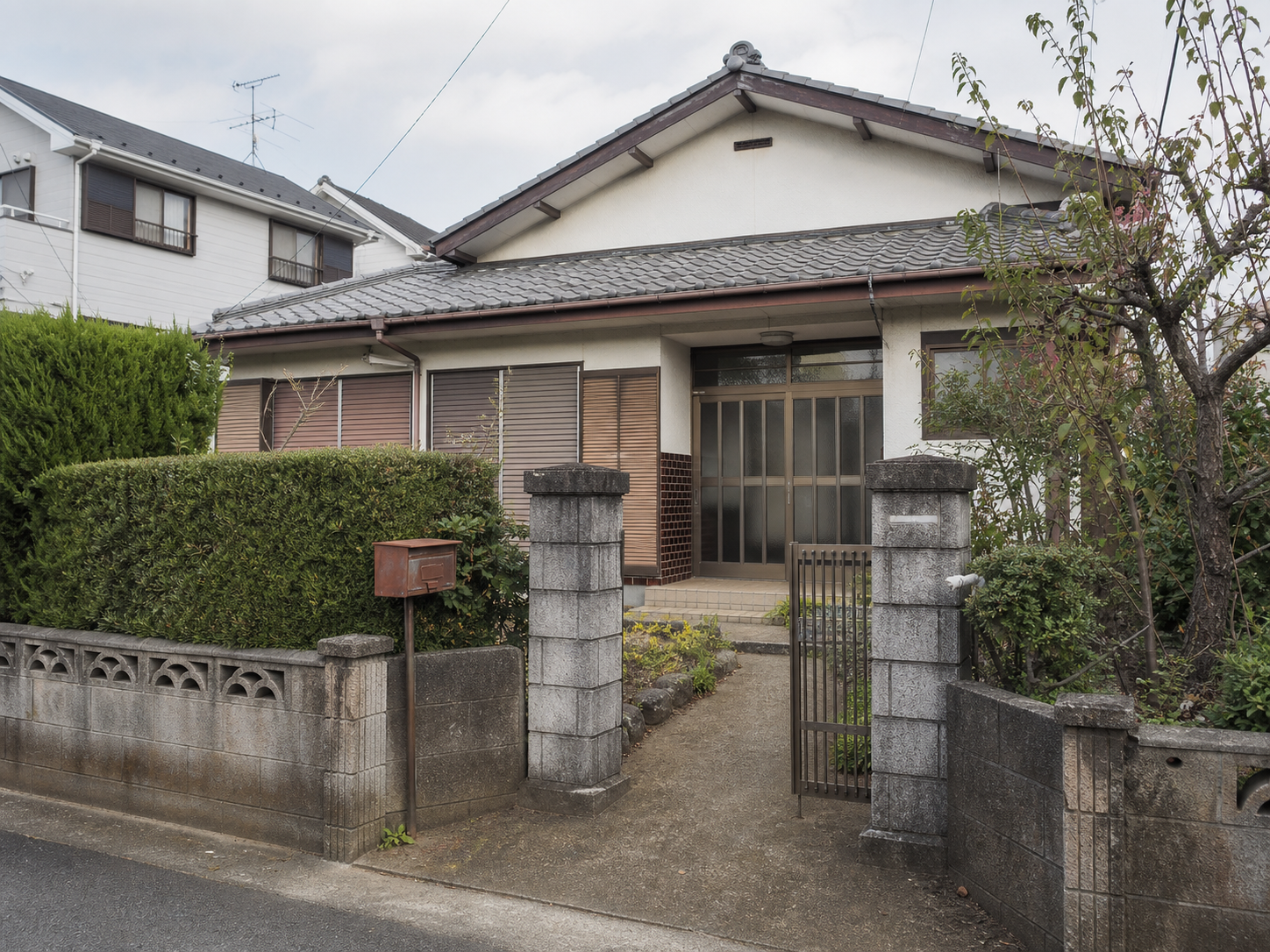 静かな住宅街にある古い日本の空き家